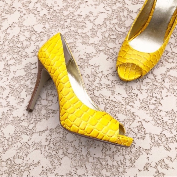 mustard pumps nine west
